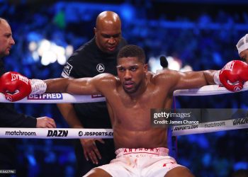 Coach Derrick James speaks to Anthony Joshua in between rounds during the Heavyweight fight between Anthony Joshua and Jermaine Franklin at The O2 Arena on April 01, 2023 (Photo by James Chance/Getty Images)