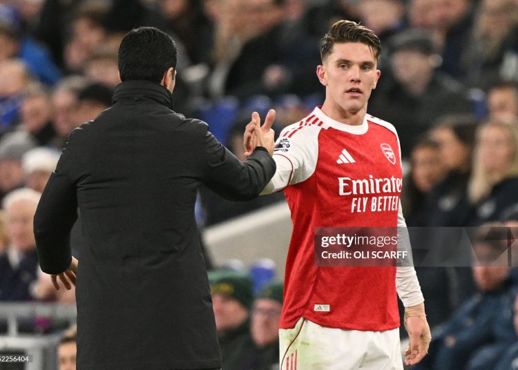 Arsenal's Swedish striker #14 Viktor Gyokeres (R) is greeted by Arsenal's Spanish manager Mikel Arteta (L) after being substituted during the English Premier League football match between Everton and Arsenal (Photo by Oli SCARFF / AFP via Getty Images)