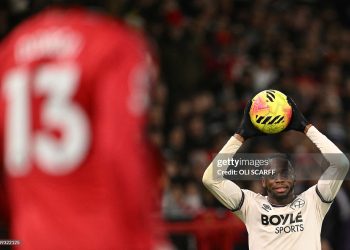 West Ham United's English defender #29 Aaron Wan-Bissaka takes a throw-in during the English Premier League football match between Manchester United and West Ham United (Photo by Oli SCARFF / AFP via Getty Images)