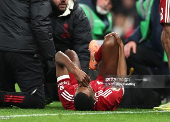 LONDON, ENGLAND - DECEMBER 20: Aleksander Isak of Liverpool reacts to an injury after scoring his sides first goal during the Premier League match between Tottenham Hotspur and Liverpool at Tottenham Hotspur Stadium on December 20, 2025 in London, England. (Photo by Alex Pantling/Getty Images)