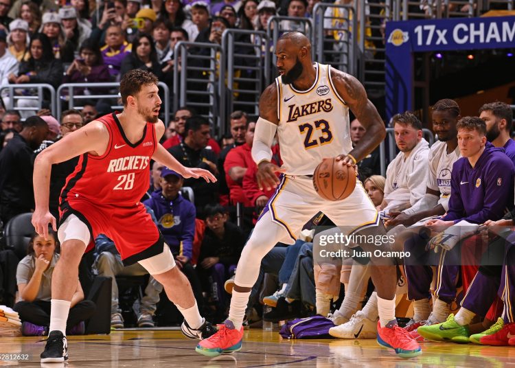 LeBron James #23 of the Los Angeles Lakers handles the ball during the game against the Houston Rockets (Photo by Juan Ocampo/NBAE via Getty Images)
