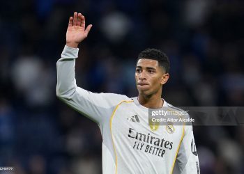 Jude Bellingham of Real Madrid acknowledges the fans following the team's defeat during the UEFA Champions League 2025/26 League Phase MD6 match between Real Madrid C.F. and Manchester City (Photo by Aitor Alcalde/Getty Images)