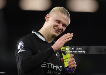 Erling Haaland of Manchester City acknowledges the fans, whilst holding the Premier League Player of the Match award after the Premier League match between Fulham and Manchester City (Photo by Alex Pantling/Getty Images)