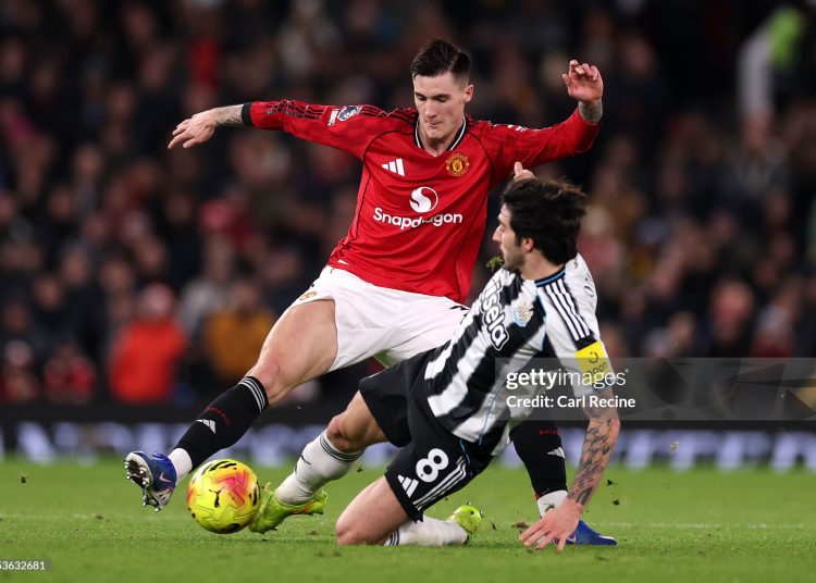 Benjamin Sesko of Manchester United is challenged by Sandro Tonali of Newcastle United during the Premier League match between Manchester United and Newcastle United (Photo by Carl Recine/Getty Images)