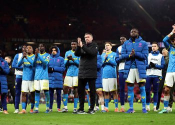 Rob Edwards, Manager of Wolverhampton Wanderers, applauds fans after the Premier League match between Manchester United and Wolverhampton Wanderers at Old Trafford on December 30, 2025 in Manchester, England. (Photo by Michael Regan/Getty Images)