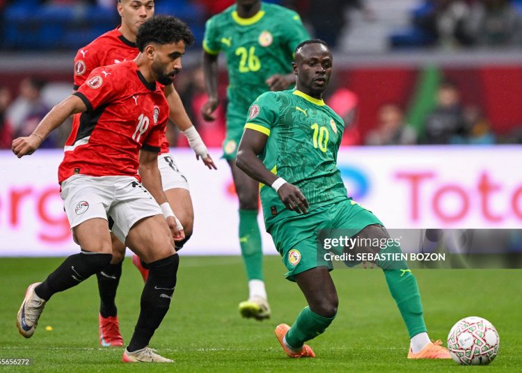 Egypt's midfielder #19 Marwan Ateya and Senegal's forward #10 Sadio Mane vie during the Africa Cup of Nations (CAN) semi-final football match between Senegal and Egypt (Photo by SEBASTIEN BOZON / AFP via Getty Images)