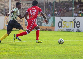 Kotoko strike Yakubu Dogo (42) in action against Gold Stars Photo Courtesy: AKSC