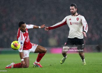 Jurrien Timber of Arsenal battles for possession with Dominik Szoboszlai of Liverpool during the Premier League match between Arsenal and Liverpool (Photo by Justin Setterfield/Getty Images)