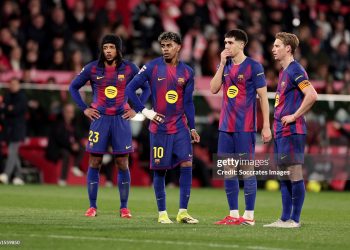(L-R) Jules Kounde of FC Barcelona, Lamine Yamal of FC Barcelona, Pau Cubarsi of FC Barcelona, Jules Kounde of FC Barcelona disappointed  during the LaLiga EA Sports  match between Girona v FC Barcelona (Photo by David Ramirez/Soccrates/Getty Images)