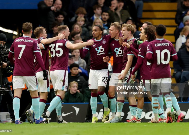 Zian Flemming of Burnley celebrates scoring his team's first goal with teammates during the Premier League match between Chelsea and Burnley (Photo by Jasper Wax/Getty Images)