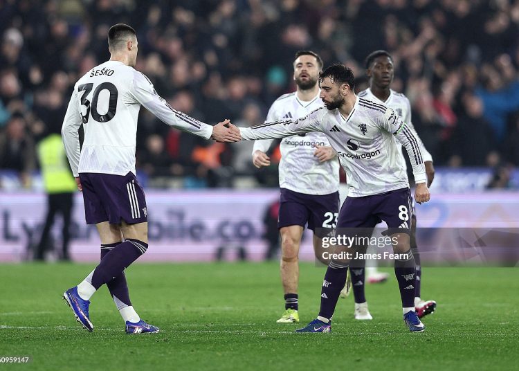 Benjamin Sesko of Manchester United celebrates scoring his team's first goal with teammate Bruno Fernandes during the Premier League match between West Ham United and Manchester United (Photo by James Fearn/Getty Images)