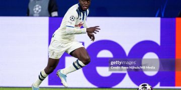 Kamaldeen Sulemana of Atalanta BC dribbles the ball during the UEFA Champions League 2025/26 League Knockout Play-off First Leg match between Borussia Dortmund and Atalanta BC (Photo by Rene Nijhuis/MB Media/Getty Images)