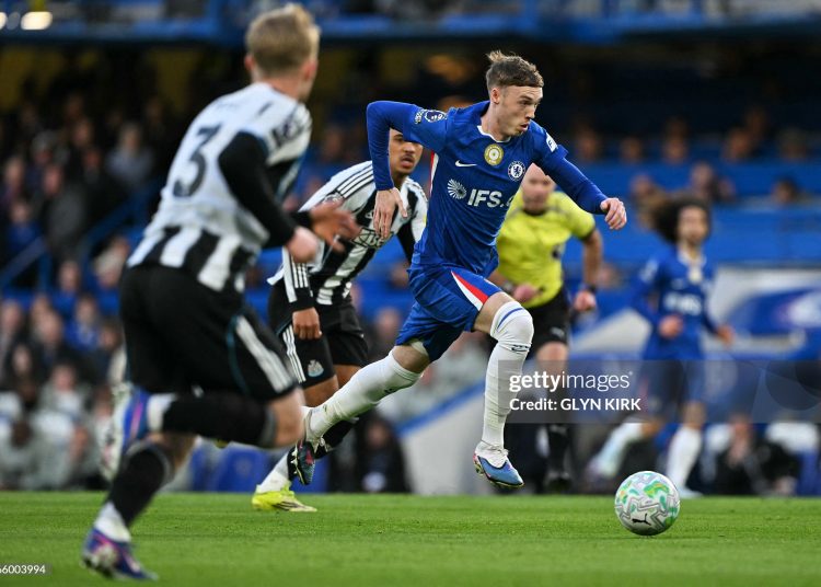 Chelsea's English midfielder #10 Cole Palmer runs with the ball during the English Premier League football match between Chelsea and Newcastle United  (Photo by Glyn KIRK / AFP via Getty Images)