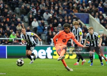 Lamine Yamal of Barcelona scores his team's first goal from the penalty spot during the UEFA Champions League 2025/26 Round of 16 First Leg match between Newcastle United FC and FC Barcelona (Photo by Molly Darlington/Copa/Getty Images)
