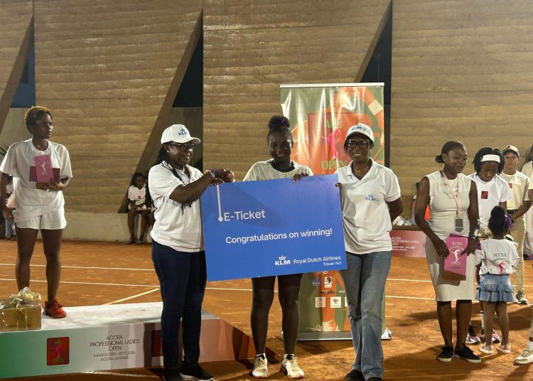 2026 Accra Professional Ladies Open winner Coulibaly Saajo (middle)