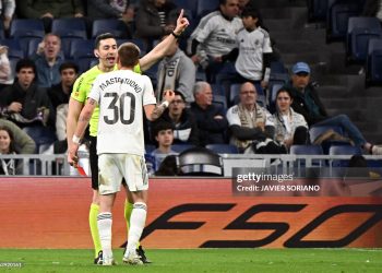 Real Madrid's Argentinian midfielder #30 Franco Mastuantono is sent of by Spanish referee Muniz Ruiz during the Spanish league football match between Real Madrid CF and Getafe CF (Photo by Javier SORIANO / AFP via Getty Images)
