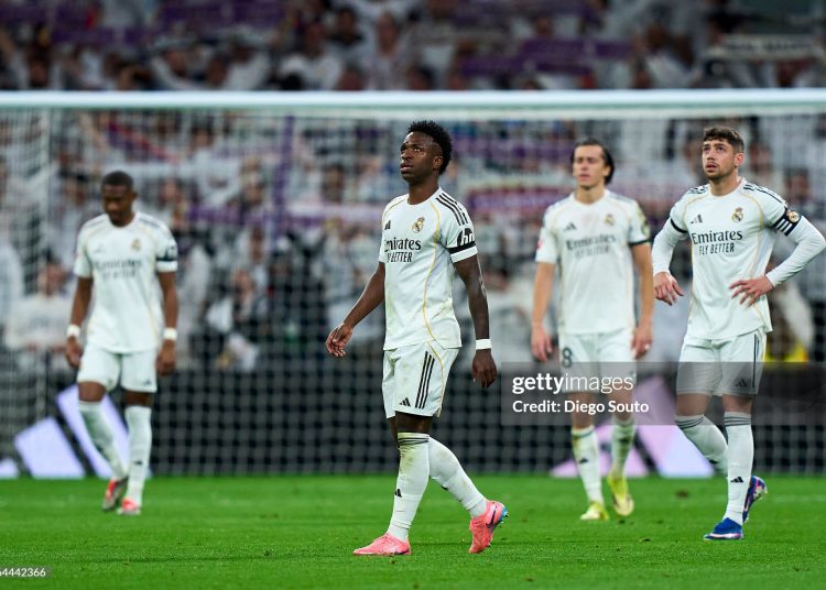 Players of Real Madrid CF looks on after the game the goal during the LaLiga EA Sports match between Real Madrid CF and Getafe CF (Photo by Diego Souto/Getty Images)