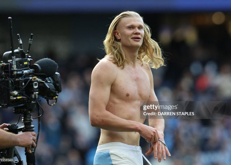 Manchester City's Norwegian striker #09 Erling Haaland reacts as he celebrates the team's victory in the English Premier League football match between Manchester City and Arsenal (Photo by Darren Staples / AFP via Getty Images)