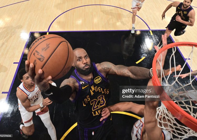 LeBron James #23 of the Los Angeles Lakers drives to the basket during the game against the Phoenix Suns (Photo by Adam Pantozzi/NBAE via Getty Images)