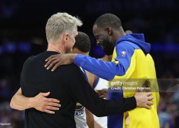 PHOENIX, ARIZONA - APRIL 17: Head coach Steve Kerr, Stephen Curry #30 and Draymond Green #23 of the Golden State Warriors hug during the final moments of an NBA play-in tournament game against the Phoenix Suns at Mortgage Matchup Center on April 17, 2026 in Phoenix, Arizona. The Suns defeated the Warriors 111-96.  NOTE TO USER: User expressly acknowledges and agrees that, by downloading and or using this photograph, user is consenting to the terms and conditions of the Getty Images License Agreement.  (Photo by Christian Petersen/Getty Images)