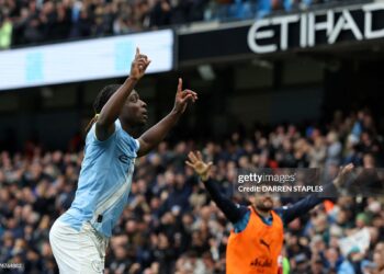 Manchester City's Belgian midfielder #11 Jeremy Doku (L) celebrates after scoring the opening goal during the English Premier League football match between Manchester City and Brentford (Photo by Darren Staples / AFP via Getty Images)