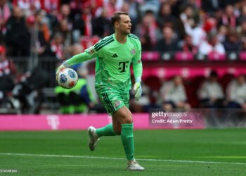 Manuel Neuer of FC Bayern Munich distributes the ball during the Bundesliga match between FC Bayern München and 1. FC Koln (Photo by Adam Pretty/Getty Images)