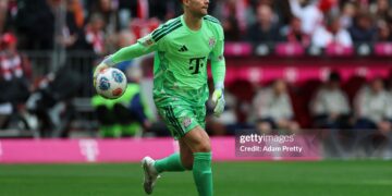 Manuel Neuer of FC Bayern Munich distributes the ball during the Bundesliga match between FC Bayern München and 1. FC Koln (Photo by Adam Pretty/Getty Images)