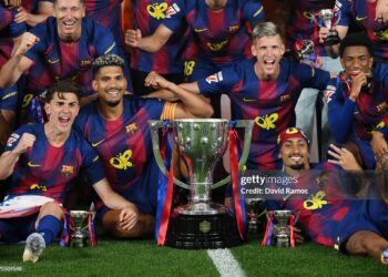 Robert Lewandowski, Gavi, Ronald Araujo, Dani Olmo, Alejandro Balde and Raphinha of FC Barcelona celebrate as they pose for a photograph with the LaLiga EA Sports trophy, after defeating Real Madrid to secure the title, during the LaLiga EA Sports match between FC Barcelona and Real Madrid CF (Photo by David Ramos/Getty Images)