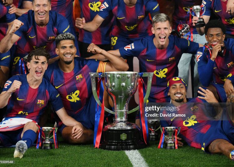 Robert Lewandowski, Gavi, Ronald Araujo, Dani Olmo, Alejandro Balde and Raphinha of FC Barcelona celebrate as they pose for a photograph with the LaLiga EA Sports trophy, after defeating Real Madrid to secure the title, during the LaLiga EA Sports match between FC Barcelona and Real Madrid CF (Photo by David Ramos/Getty Images)