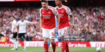Viktor Gyoekeres of Arsenal celebrates scoring his team's first goal with teammate Gabriel during the Premier League match between Arsenal and Fulham (Photo by Warren Little/Getty Images)