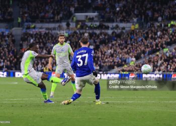 Jeremy Doku of Manchester City scores their 1st goal during the Premier League match between Everton and Manchester City (Photo by Simon Stacpoole/Offside/Offside via Getty Images)