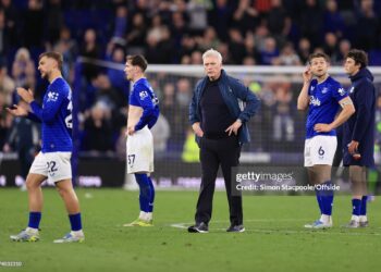 Everton manager David Moyes and his players look dejected after the Premier League match between Everton and Manchester City (Photo by Simon Stacpoole/Offside/Offside via Getty Images)