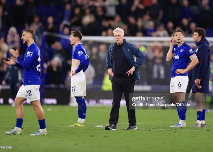 Everton manager David Moyes and his players look dejected after the Premier League match between Everton and Manchester City (Photo by Simon Stacpoole/Offside/Offside via Getty Images)