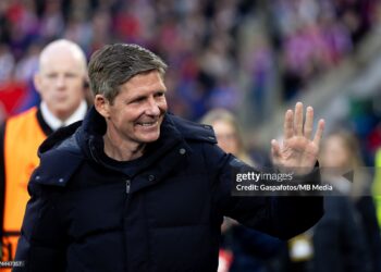Oliver Glasner manager of Crystal Palace waves fans prior to the UEFA Europa Conference League match between Crystal Palace FC and FC Shakhtar Donetsk (Photo by Gaspafotos/MB Media/Getty Images)