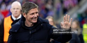 Oliver Glasner manager of Crystal Palace waves fans prior to the UEFA Europa Conference League match between Crystal Palace FC and FC Shakhtar Donetsk (Photo by Gaspafotos/MB Media/Getty Images)