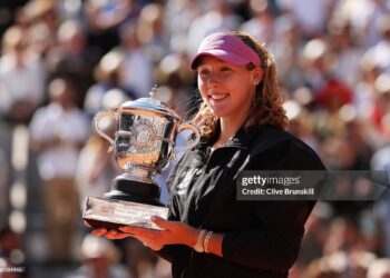 Mirra Andreeva poses for a photo with the Coupe Suzanne Lenglen winners trophy after victory over Maja Chwalinska of Poland in their Women's Singles final on Day Fourteen of the 2026 French Open (Photo by Clive Brunskill/Getty Images)