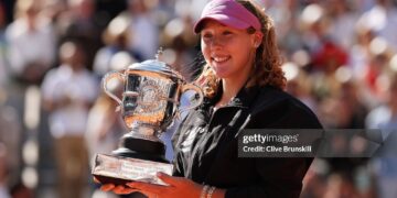 Mirra Andreeva poses for a photo with the Coupe Suzanne Lenglen winners trophy after victory over Maja Chwalinska of Poland in their Women's Singles final on Day Fourteen of the 2026 French Open (Photo by Clive Brunskill/Getty Images)