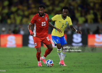 Michael Murillo of Panama drives the ball against Vinicius Junior of Brazil during the international friendly match between Brazil and Panama (Photo by Buda Mendes/Getty Images)