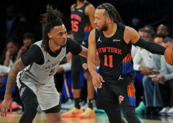 Stephon Castle (left) guards Jalen Brunson Photo Courtesy: Getty Images