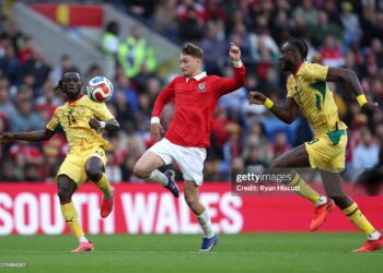 David Brooks of Wales attempts to shoot despite the attentions of Gideon Mensah (l) and Jerome Opoku of Ghana during the international friendly match between Wales and Ghana (Photo by Ryan Hiscott/Getty Images)
