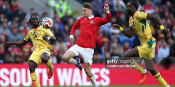 David Brooks of Wales attempts to shoot despite the attentions of Gideon Mensah (l) and Jerome Opoku of Ghana during the international friendly match between Wales and Ghana (Photo by Ryan Hiscott/Getty Images)