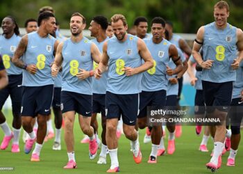 (LtoR) England's midfielder Morgan Rogers, England's midfielder Jordan Henderson, England's forward #09 Harry Kane, England's midfielder #10 Jude Bellingham and England's defender Dan Burn warm up during a training session as part of the team's preparation for its FIFA World Cup football tournament opening match against Croatia at the team's training camp in Palm Beach Gardens on June 9, 2026. (Photo by CHANDAN KHANNA / AFP via Getty Images)