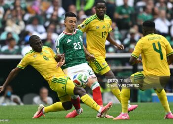 South Africa's defender #06 Aubrey Modiba, Mexico's midfielder #25 Roberto Alvarado, South Africa's midfielder #13 Sphephelo Sithole and South Africa's midfielder #04 Teboho Mokoena fight for the ball during the 2026 World Cup Group A football match between Mexico and South Africa (Photo by Yuri CORTEZ / AFP via Getty Images)
