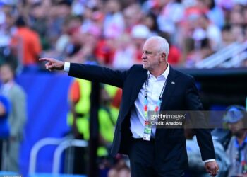 Graham Arnold, head coach of Iraq gives tactics during the 2026 FIFA World Cup First Stage Group I match between Iraq and Norway (Photo by Abdulhamid Hosbas/Anadolu via Getty Images)