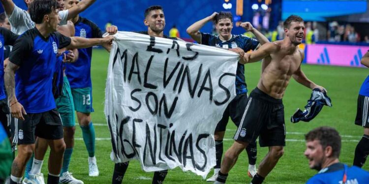 Argentina players celebrate after beating England 2-1 at the 2026 FIFA World Cup semifinals Photo Courtesy: Getty Images