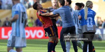 Argentina's head coach Lionel Scaloni (C,R) tries to intervene as Argentina's midfielder #05 Leandro Paredes clashes with Spain's defender #04 Eric Garcia at the end of the 2026 World Cup football tournament final match between Spain and Argentina at the New York/New Jersey Stadium in East Rutherford on July 19, 2026.  (Photo by JUAN MABROMATA / AFP via Getty Images) / "The erroneous mention appearing in the metadata of this photo by JUAN MABROMATA has been modified in AFP systems in the following manner: [Argentina's head coach Lionel Scaloni (C,R) tries to intervene as Argentina's midfielder #05 Leandro Paredes clashes with Spain's defender #04 Eric Garcia] instead of [Argentina's head coach Lionel Scaloni (C,R) clashes with Spain's defender #04 Eric Garcia].