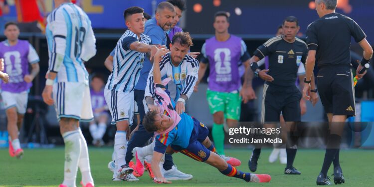 Aggression between Leandro Paredes (L) of Argentina and Gavi (R) of Spain during the FIFA World Cup 2026 Final match between Spain and Argentina (Photo by Hugo Rivera/Jam Media/Getty Images)