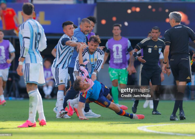 Aggression between Leandro Paredes (L) of Argentina and Gavi (R) of Spain during the FIFA World Cup 2026 Final match between Spain and Argentina (Photo by Hugo Rivera/Jam Media/Getty Images)