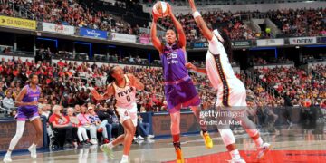 Alyssa Thomas #25 of the Phoenix Mercury drives to the basket during the game against the Indiana Fever (Photo by A.J. Mast/NBAE via Getty Images)