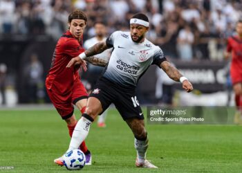 Memphis Depay of Corinthians (R) is chased by Chrystian Barletta of Sport Recife (L) during the Brasileirao 2025 match between Corinthians and Sport Recife (Photo by Riquelve Nata/Sports Press Photo/Getty Images)